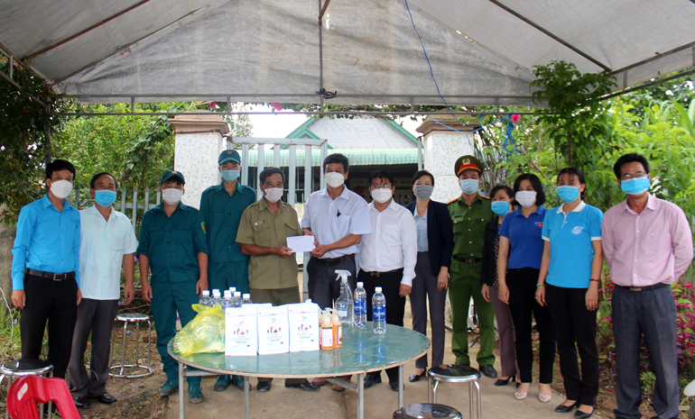 Lãnh đạo huyện Đạ Huoai thăm, tặng quà các chốt kiểm soát, phòng chống dịch Covid-19