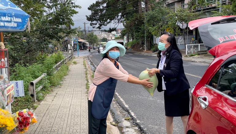 Cô Nguyễn Thị Hồng Gấm trao quà cho các hộ có hoàn cảnh khó khăn