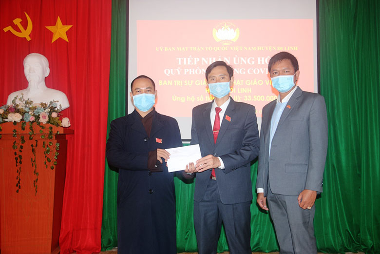 Sáng 28/7, Ban Trị sự Giáo hội Phật giáo Việt Nam huyện Di Linh trao số tiền ủng hộ Quỹ phòng chống Covid-19