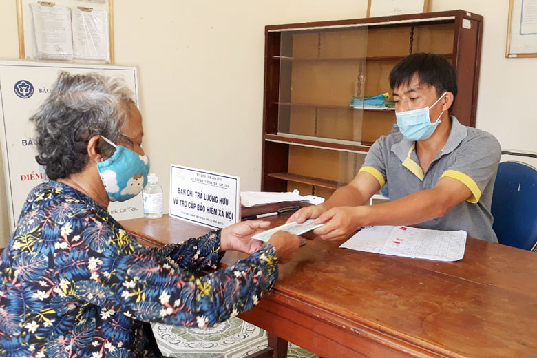 Phòng Lao động Thương binh và Xã hội huyện Cát Tiên phối hợp với Bưu điện huyện tổ chức chi trả hỗ trợ khó khăn do dịch bệnh Covid-19 cho người dân