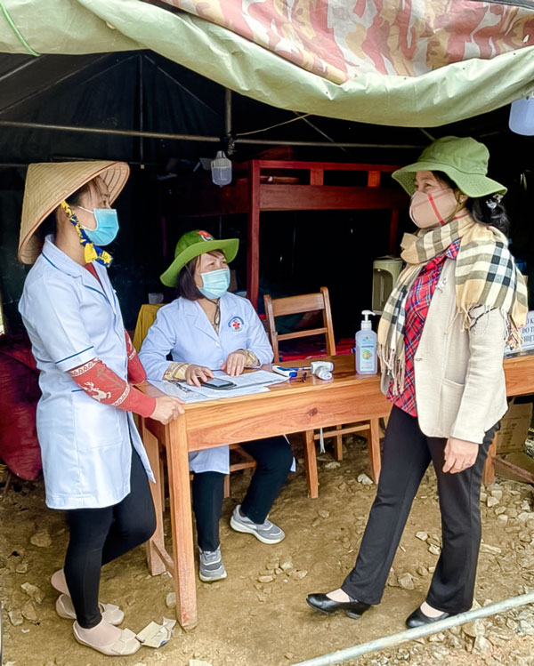  Chủ tịch Hội LHPN Lâm Đồng Phạm Thị Ánh Tuyết thăm động viên chị em tình nguyện làm nhiệm vụ tại các chốt kiểm soát dịch Covid-19