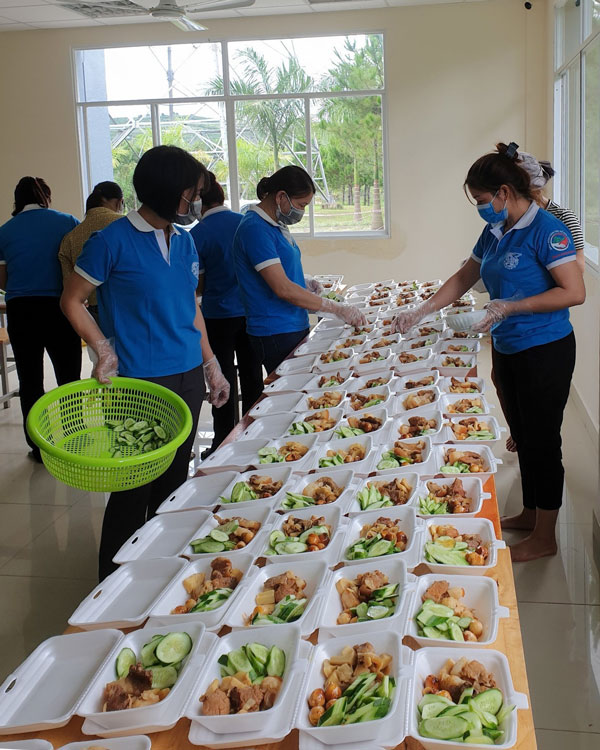 Phụ nữ tình nguyện nấu cơm phục vụ cho khu cách ly tập trung tại TP Bảo Lộc