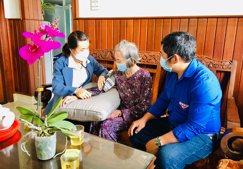 ĐVTN thăm hỏi Mẹ Việt Nam anh hùng tại thành phố Bảo Lộc