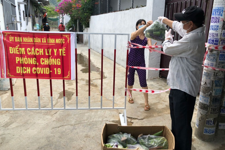 Cán bộ Mặt trận, đoàn thể TP Nha Trang trực tiếp cho người dân Nha Trang trong các khu cách ly rau củ của người dân Đà Lạt gửi tặng 