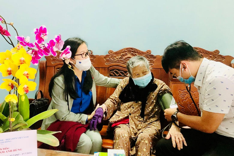 Bí thư Tỉnh Đoàn Trần Thị Chúc Quỳnh và các đồng chí trong Ban Thường vụ Tỉnh Đoàn đến thăm Mẹ Việt Nam anh hùng tại TP Bảo Lộc