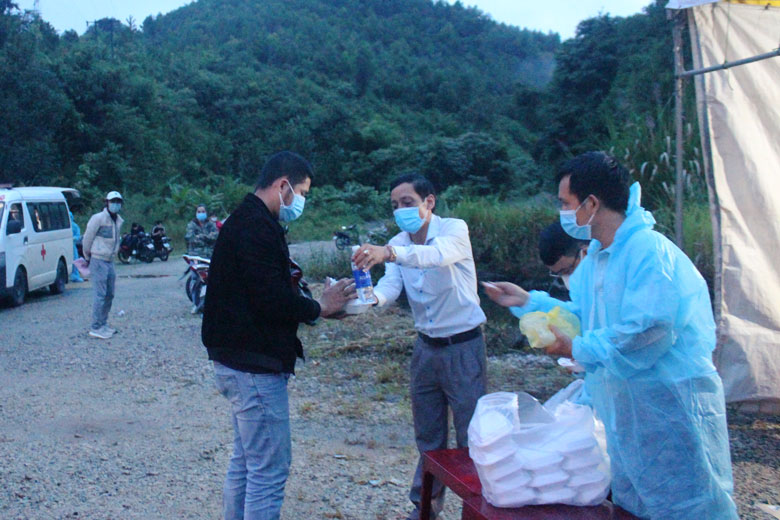 Huyện Đạ Huoai hỗ trợ cơm, nước uống miễn phí cho con em và người dân Lâm Đồng đang chờ đi cách ly