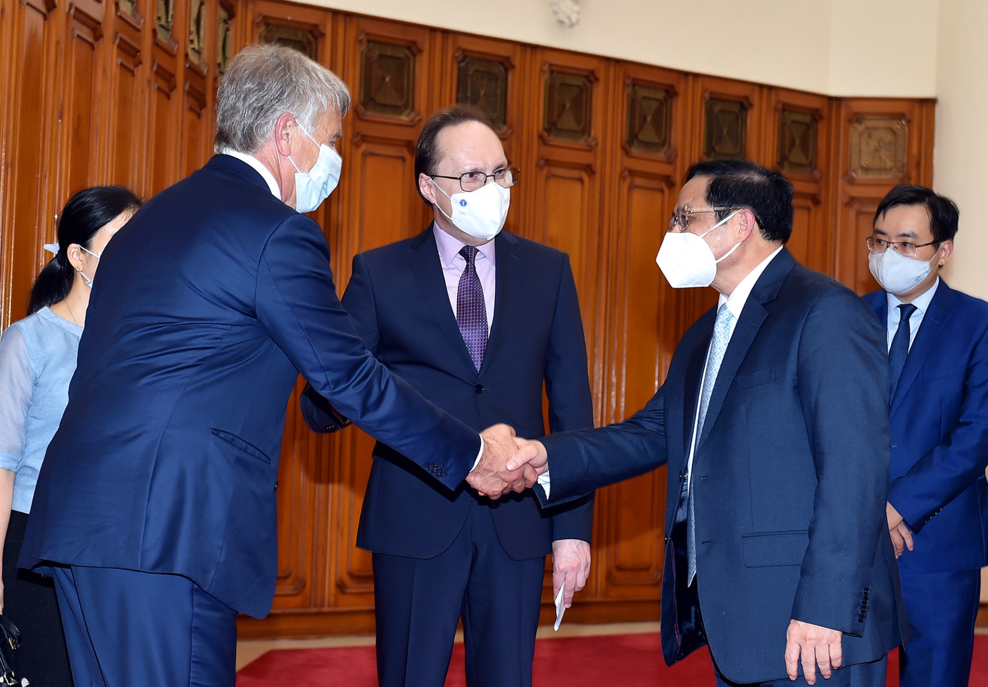 Thủ tướng Phạm Minh Chính tiếp Đại sứ Nga Bezdetko (giữa) và ông Mikhelson, Chủ tịch Hội đồng Quản trị Tập đoàn NOVATEK