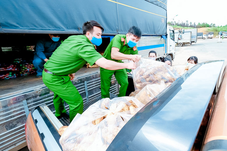 Hội phụ nữ, Đoàn thanh niên Công an TP Đà Lạt bốc dỡ nông sản lên xe tải để chở xuống TP Thủ Đức gửi tặng lực lượng tuyến đầu chống dịch