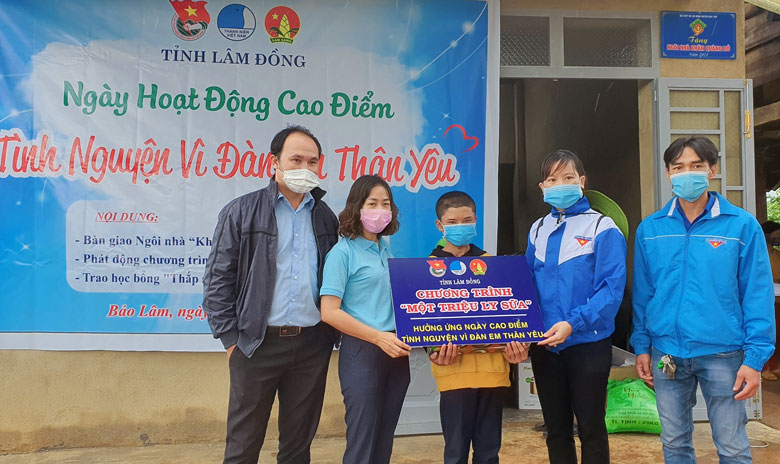 Tặng quà cho trẻ em khó khăn tại huyện Bảo Lâm