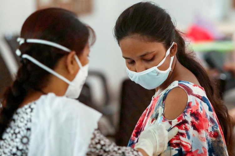 Một cô gái được tiêm vaccine COVID-19 tại Jammu (Ấn Độ)
