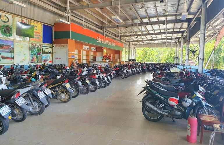 Hàng trăm xe máy của người cách ly đang được lưu giữ tại trạm dừng chân Phương Trang (thị trấn Mađaguôi, huyện Đạ Huoai)
