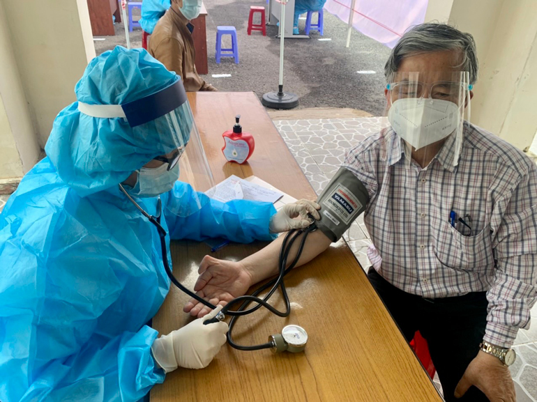Trung tâm Kiểm soát Bệnh tật Lâm Đồng tiêm vắc xin phòng Covid-19 cho các đối tượng theo quy định