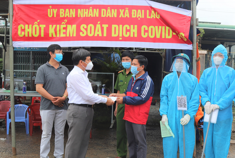 Bí thư Thành ủy Bảo Lộc Nguyễn Văn Triệu trao hỗ trợ 100 triệu đồng cho các lực lượng đang làm nhiệm vụ tại chốt số 1