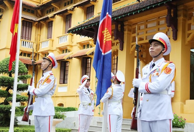Lực lượng tiêu binh thực hiện nghi thức thượng cờ ASEAN hồi năm 2020.