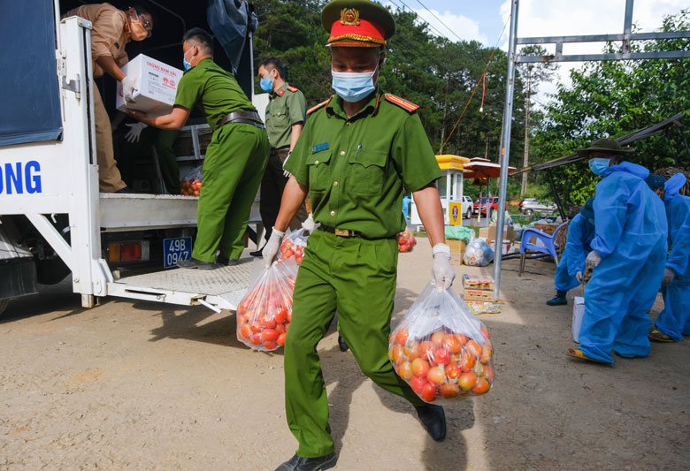 Các cán bộ, chiến sỹ Công an TP Đà Lạt vận chuyển nhu yếu phẩm tặng bà con xã Trạm Hành và Xuân Trường chiều nay