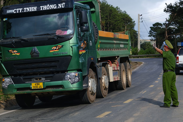 Theo ghi nhận, lượng xe tải, xe mô tô đi ra vào chốt kiểm soát chủ yếu là xe phục vụ công trình xây dựng, xe của một số công ty đang đóng chân trên địa bàn xã Trạm Hành nhưng lực lượng chức năng yêu cầu quay đầu xe chở lại, không cho đi qua chốt vì không đảm bảo điều kiện