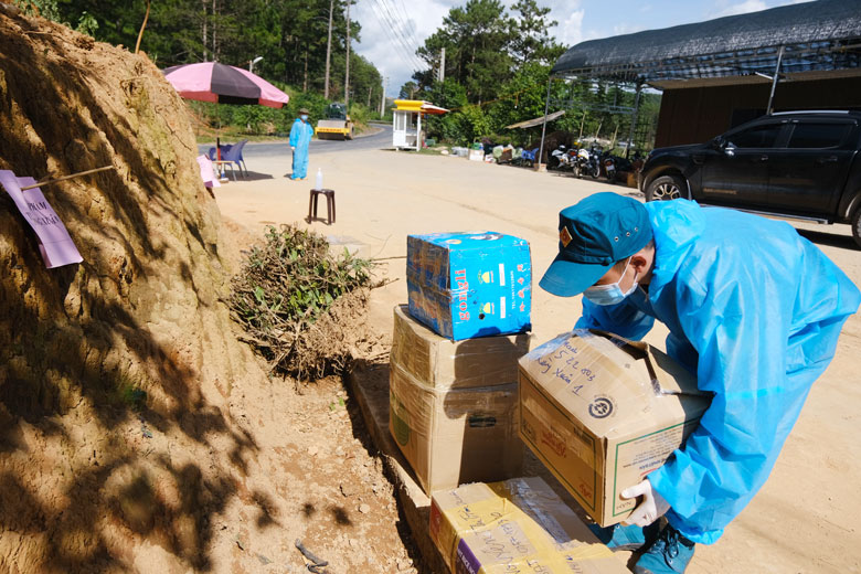 Hàng hoá, nhu yếu phẩm đều được dán giấy phân loại từng khu vực vực để lực lượng tiếp nhận, vận chuyển dễ dàng, nhanh chóng