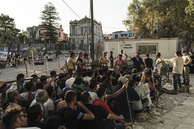 Những người di cư Syria chờ đăng ký thủ tục tại cảng Mytilene, đảo Lesbos (Hy Lạp). 