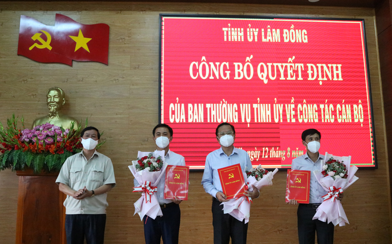 Ban Thường vụ Tỉnh ủy trao quyết định và tặng hoa chúc mừng các cán bộ được điều động, luân chuyển, bổ nhiệm