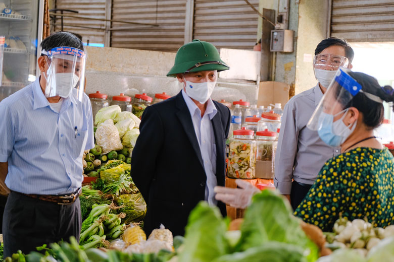 Đồng chí Trần Văn Hiệp - Chủ tịch UBND tỉnh hỏi thăm, động viên bà con tiểu thương chợ Liên Nghĩa, huyện Đức Trọng