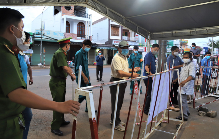 Đồng chí Nguyễn Văn Triệu – Bí thư Thành ủy Bảo Lộc và lãnh đạo phường Lộc Sơn tiến hành tháo dỡ rào chắn phong tỏa tại Tổ dân phố 6 (phường Lộc Sơn)