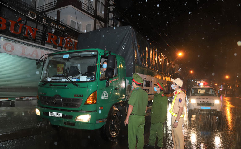 Cảnh sát Giao thông và Trật tự Công an TP Bảo Lộc kiểm tra, nhắc nhở tài xế xe tải dừng đỗ sai quy định trên đường Trần Phú