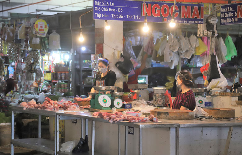 Các tiểu thương buôn bán tại chợ Bảo Lộc thực hiện nghiêm các quy định phòng chống dịch