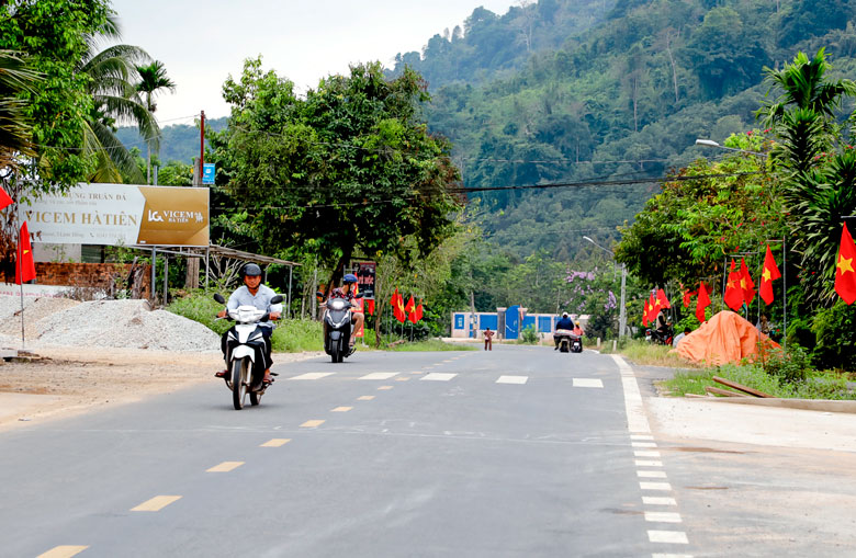 Cung đường qua trung tâm xã Đoàn Kết (Đạ Huoai) đã được đầu tư trải lại nhựa khá khang trang