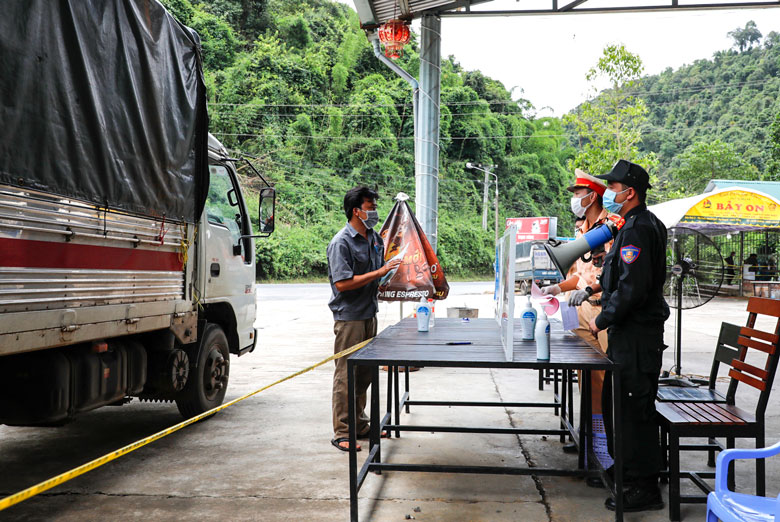 CSGT Công an tỉnh Chốt số 1, đèo Chuối, Đạ Huoai kiểm tra giấy tờ cần thiết của lái xe liên tỉnh