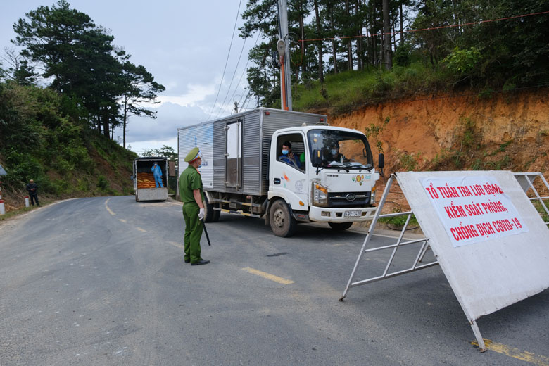 Công an Đà Lạt kêu gọi người dân chung tay đẩy lùi dịch Covid-19