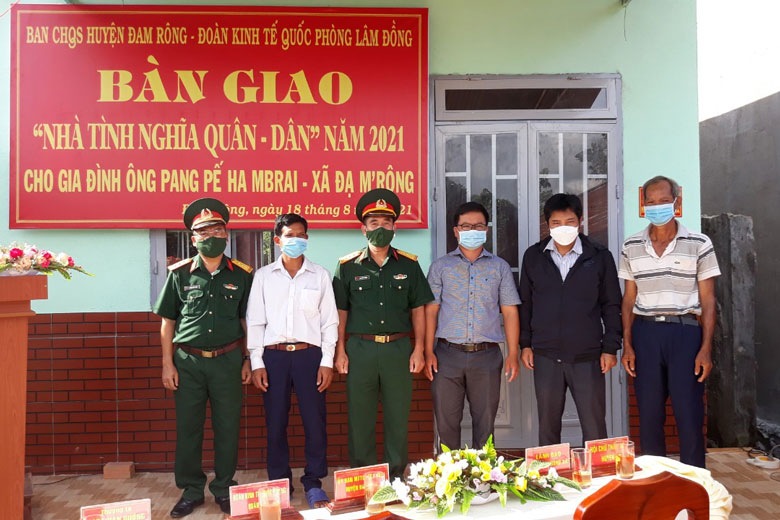 Đại diện Ban Chỉ huy Quân sự huyện Đam Rông bàn giao “Nhà tình nghĩa quân  - dân” cho gia đình ông Pang Pế Ha Mbrai