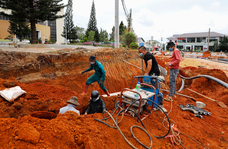 Công nhân Công ty TNHH Hưng Nguyên đang gấp rút thi công tại nút giao thông Kim Cúc