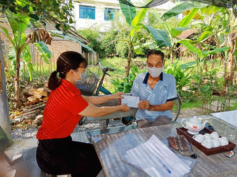 Tặng quà cho các trường hợp là nạn nhân chất độc màu da cam trên địa bàn huyện Đạ Tẻh