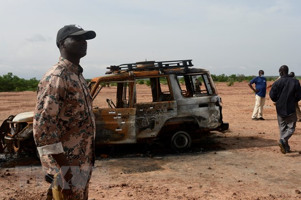 Binh sỹ Burkina Faso canhgác sau một vụ tấn công của các tay súng chưa được xác định.
