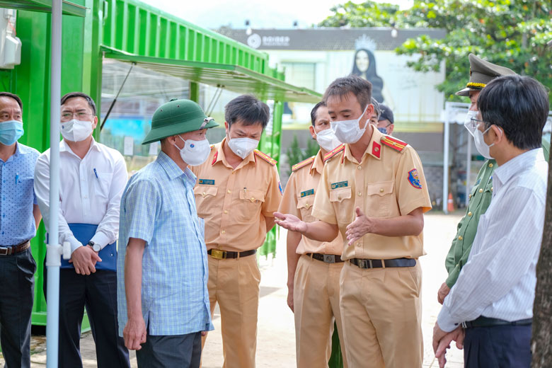 Chủ tịch UBND tỉnh Lâm Đồng Trần Văn Hiệp nghe báo cáo nhanh tình hình tại chốt kiểm soát dịch Covid-19 mới lập trên Quốc lộ 20, thị trấn Madaguôi, huyện Đạ Huoai để kiểm soát xe tải ra khỏi địa bàn tỉnh