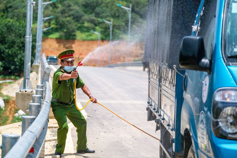 Chủ tịch UBND tỉnh Lâm Đồng Trần Văn Hiệp nghe báo cáo nhanh tình hình tại chốt kiểm soát dịch Covid-19 mới lập trên Quốc lộ 20, thị trấn Madaguôi, huyện Đạ Huoai để kiểm soát xe tải ra khỏi địa bàn tỉnh