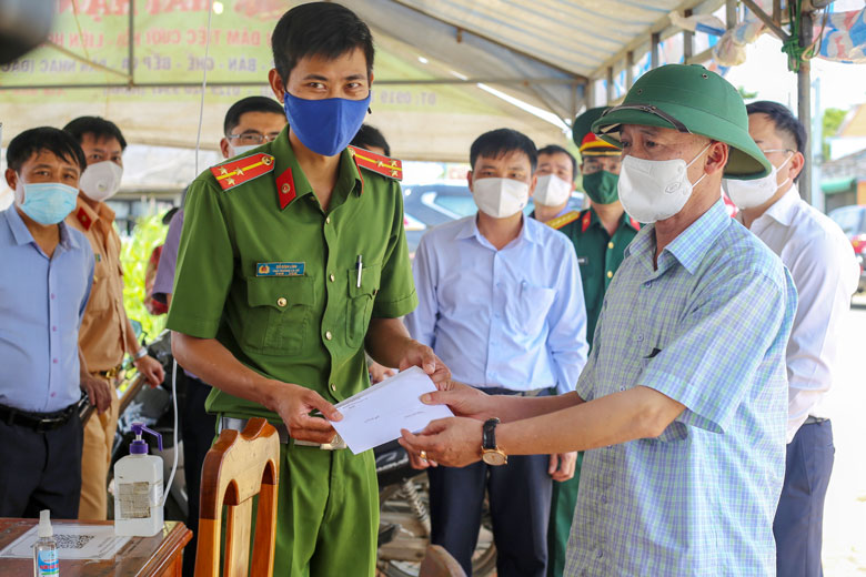 Chủ tịch UBND tỉnh Lâm Đồng Trần Văn Hiệp tặng phần quà 20 triệu đồng cho lực lượng tại chốt kiểm soát phòng chống dịch Covid-19 đầu cầu Đắc Lua (Thôn 2, xã Quảng Ngãi, huyện Cát Tiên)