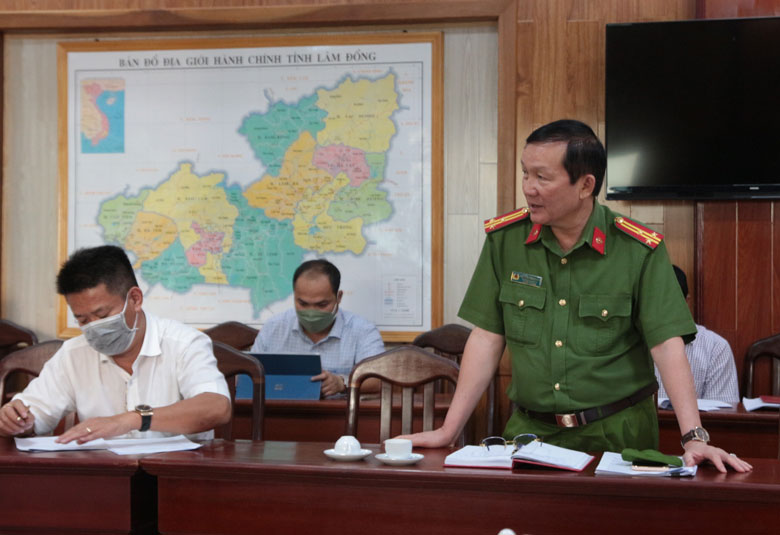 Thượng tá Nguyễn Văn Hoàng - Trưởng Công an huyện báo cáo về vụ vi phạm phá rừng ở Tiểu khu 224