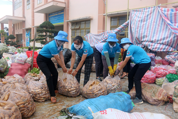 Cán bộ, hội viên đưa nông sản lên xe để chuyển về tỉnh Bình Dương