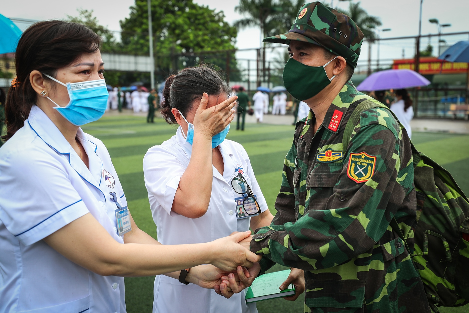 Các cán bộ, chiến sĩ lực lượng vũ trang mang theo "kỷ luật thép và trái tim hồng" hướng về miền Nam thân yêu, chung tay phòng chống đại dịch COVID-19