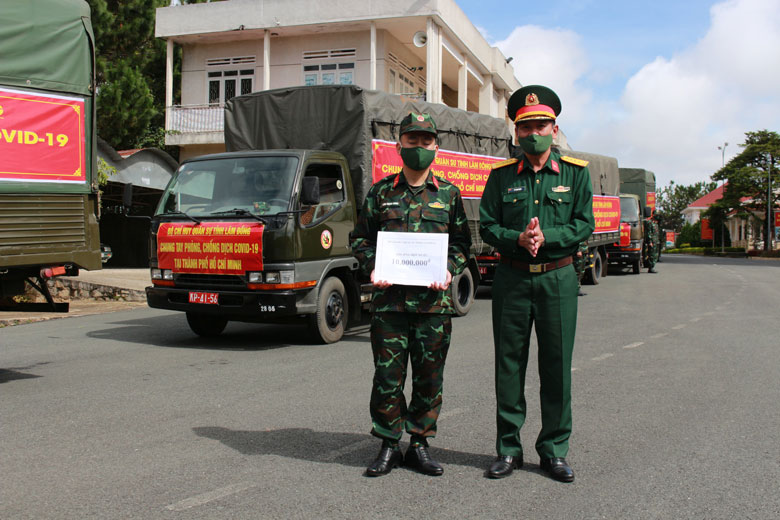 Đại diện lãnh đạo Bộ Chỉ huy Quân sự tỉnh trao giấy khen cho các cá nhân có thành tích xuất sắc trong công tác phòng chống dịch bệnh