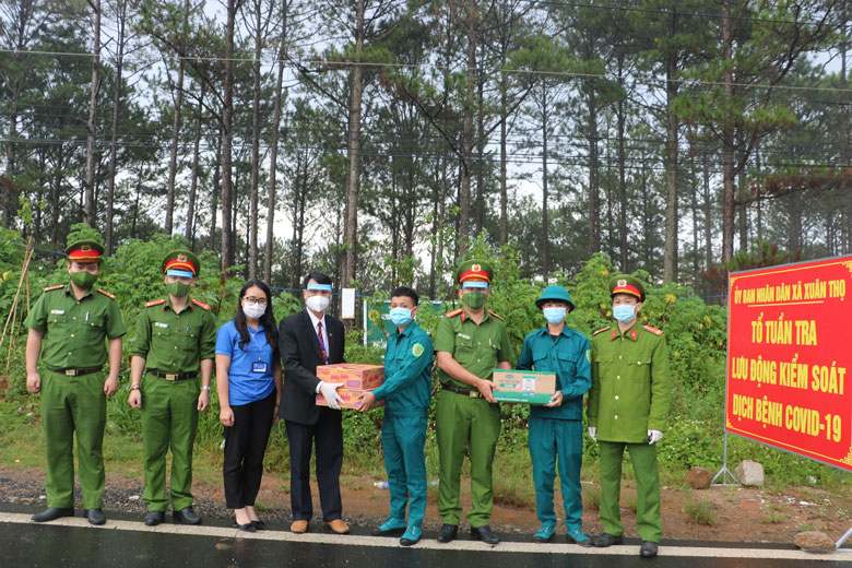 Tặng quà cho các chốt kiểm soát, phòng chống dịch Covid-19