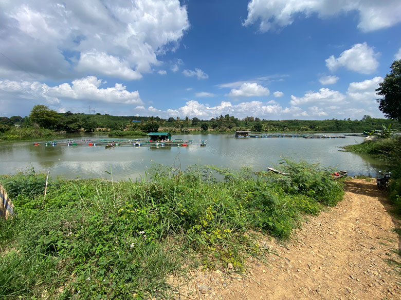 Người dân nuôi cá lồng trên sông phía hạ lưu đập Đại Ninh gây cản trở dòng chảy thoát lũ và có thể bị thiệt hại khi xả lũ