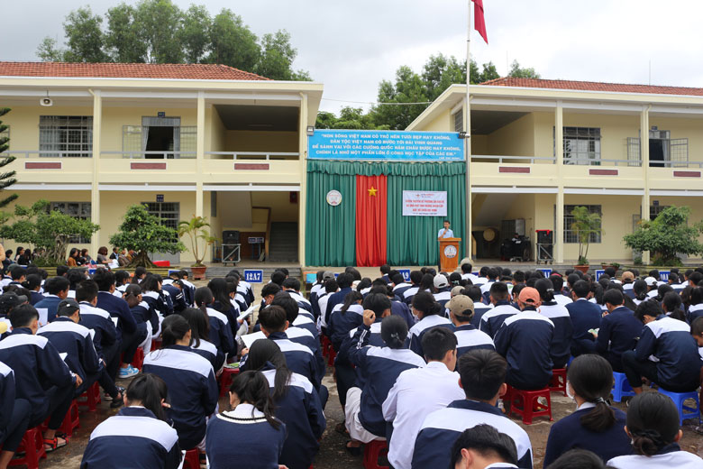 Tuyên truyền công tác phòng chống lụt bão và đảm bảo an toàn vùng hạ du đập đến các em học sinh (tháng 11/2020)