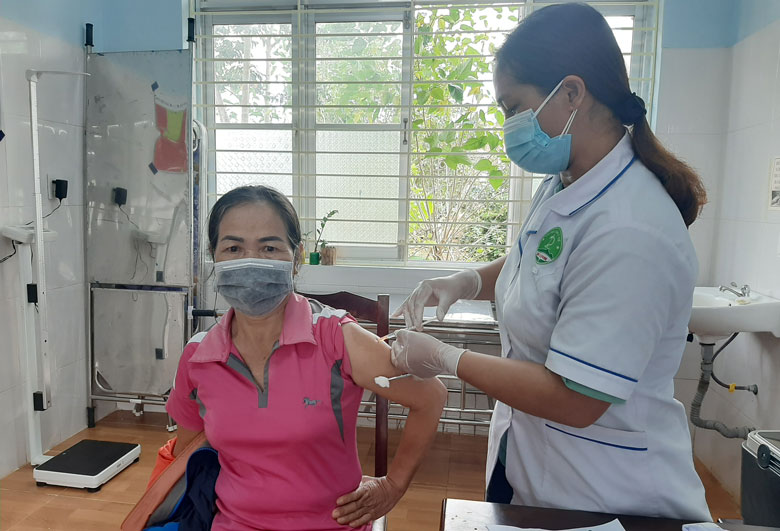 Nhân viên trạm y tế xã Tân Thượng (huyện Di Linh) tiêm vắc xin cho đối tượng ưu tiên trên địa bàn