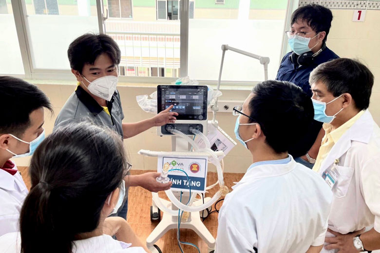 Bệnh viện Nhi Lâm Đồng tiếp nhận máy thở từ nhà tài trợ để phục vụ điều trị bệnh nhân Covid-19