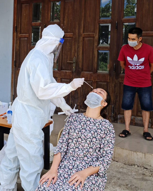 Trung tâm Kiểm soát Bệnh tật Lâm Đồng lấy mẫu xét nghiệm tại tổ dân phố Nghĩa Lập 3, thị trấn Thạnh Mỹ
