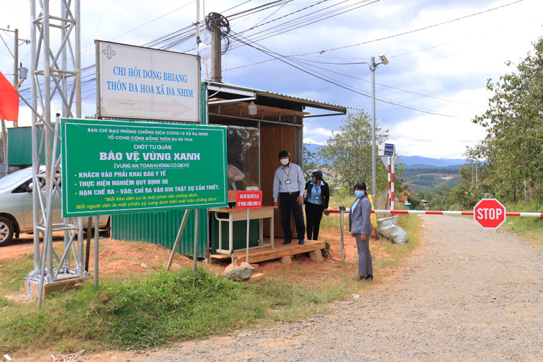 Lãnh đạo Đảng ủy và UBND xã Đạ Nhim thường xuyên kiểm tra, động viên các chốt tự quản bảo vệ vùng xanh trên địa bàn xã