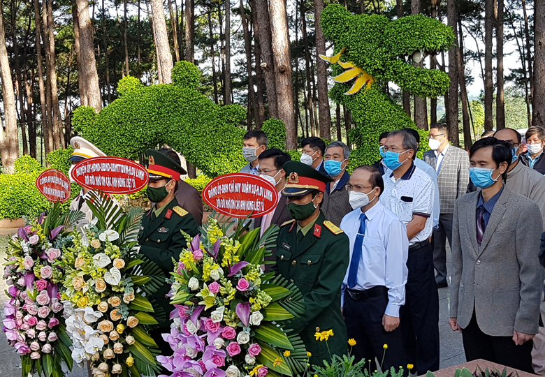 Di Linh: Viếng Nghĩa trang Liệt sỹ nhân Quốc khánh 2/9