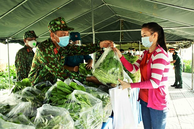 Gian hàng 0 đồng của lực lượng vũ trang Quân khu 7 hỗ trợ người dân nghèo, khó khăn do dịch bệnh. (Ảnh: TTXVN)